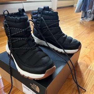 NORTH FACE BLACK WOMEN’S THERMOBALL LACE UP SNOWBOOTS - SIZE 8